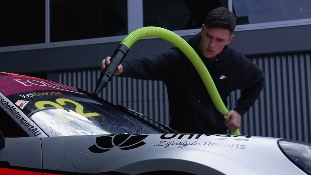 Fotograma do vídeo oficial BigBoi na Porsche Carrera Cup Australia: a equipa a secar um Porsche de competição com o BlowR